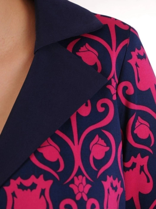 Elegancka sukienka rozkloszowana midi w kwiaty – kopertowy dekolt z kołnierzykiem 25252