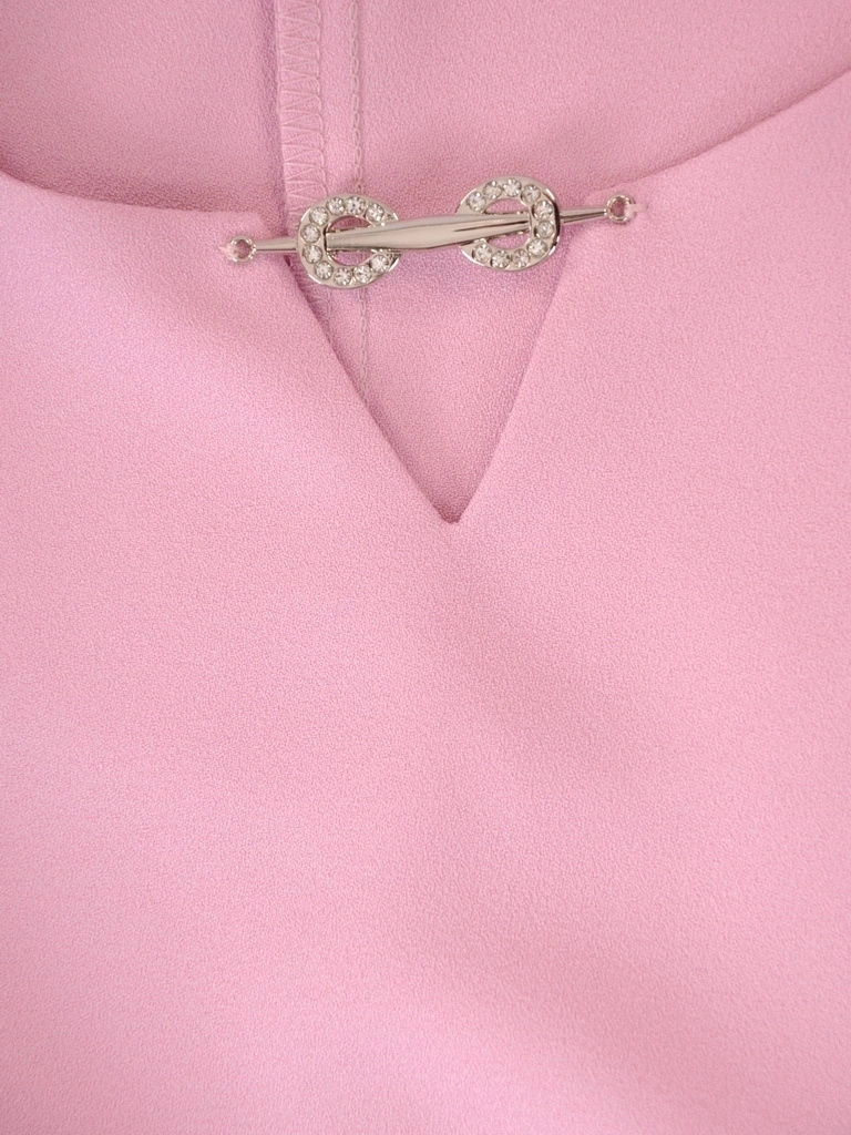 Elegancka liliowa sukienka trapezowa midi z wycięciem – swobodny fason z ozdobną broszką na lato 37899