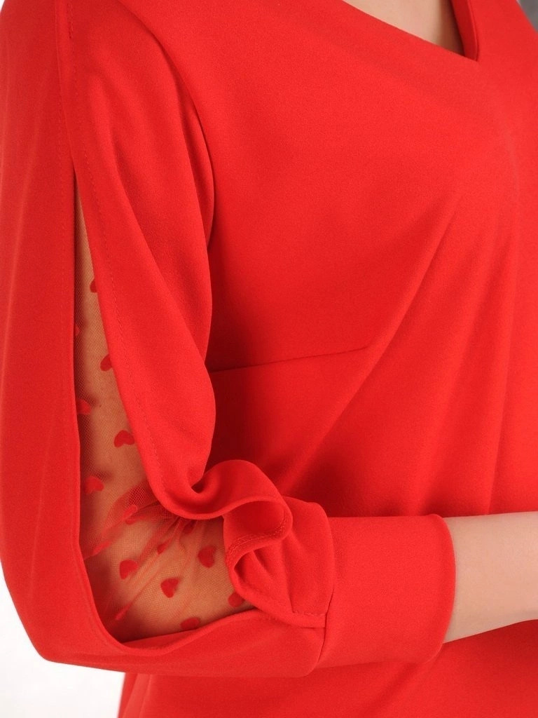 Elegancka czerwona sukienka wizytowa – prosty krój optycznie wysmuklający z tiulowym akcentem 29537