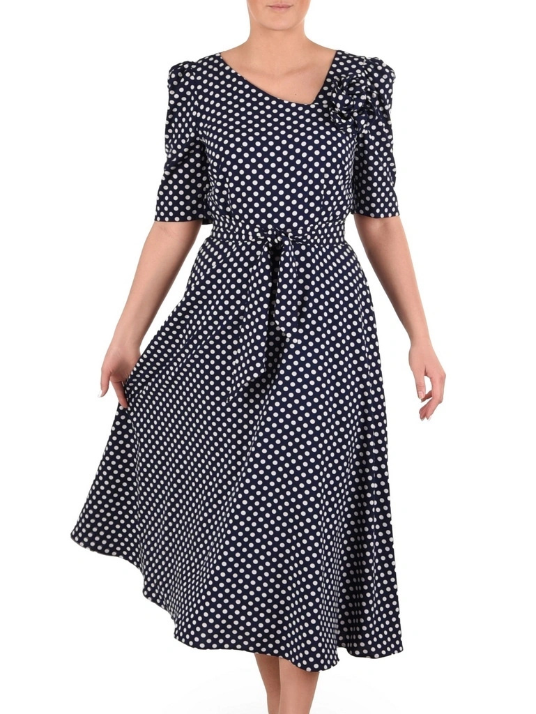 Długa granatowa sukienka rozkloszowana w groszki – asymetryczny dekolt z kwiatem i wiązaniem w talii 41363