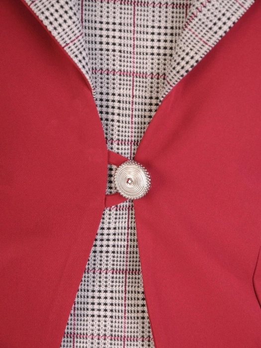 Elegancki kostium damski z sukienką w kratkę i żakietem – zaszewki wysmuklające talię 33878