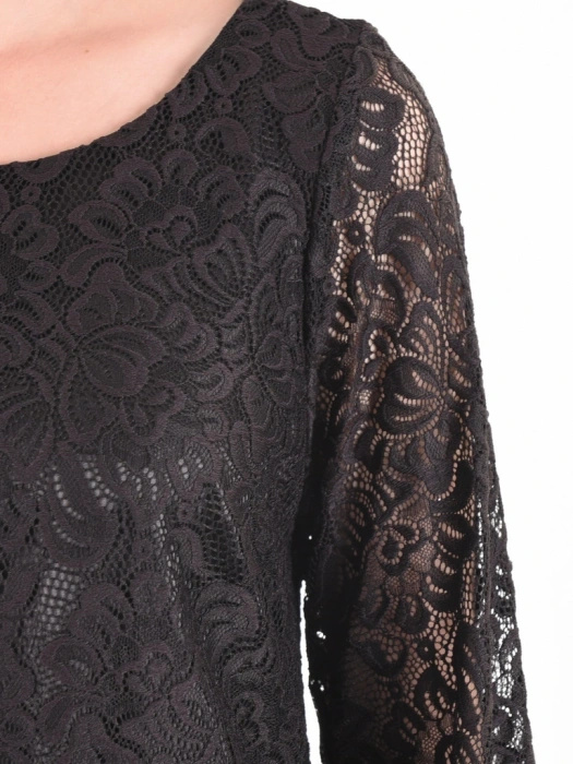 Elegancka czarna sukienka trapezowa midi w kwiaty – swobodny krój z ozdobnymi falbanami 27386