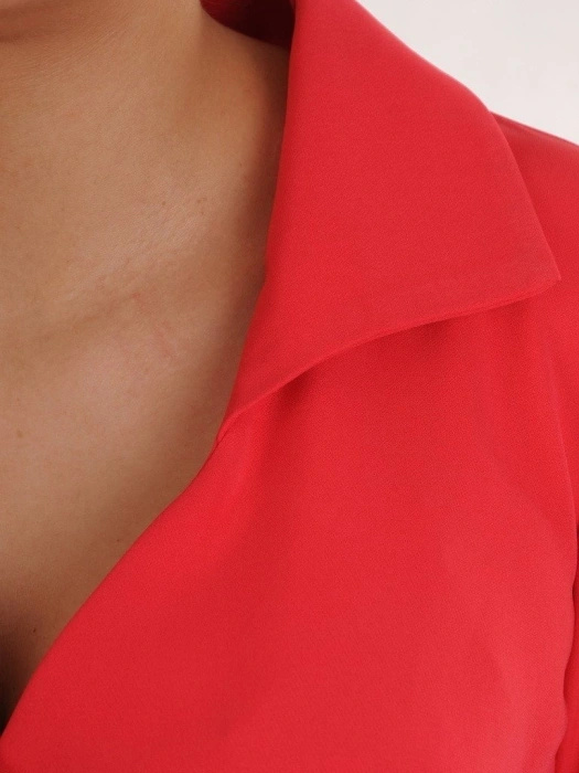 Rozkloszowana sukienka midi w kwiaty z kołnierzem – elegancki model z baskinką i ozdobnymi guzikami 19822