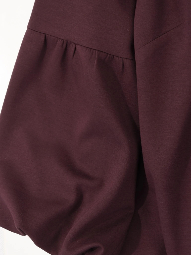 Fioletowa sukienka tuba z bufiastym rękawem – elegancki fason midi z odpinanym kwiatem 40958