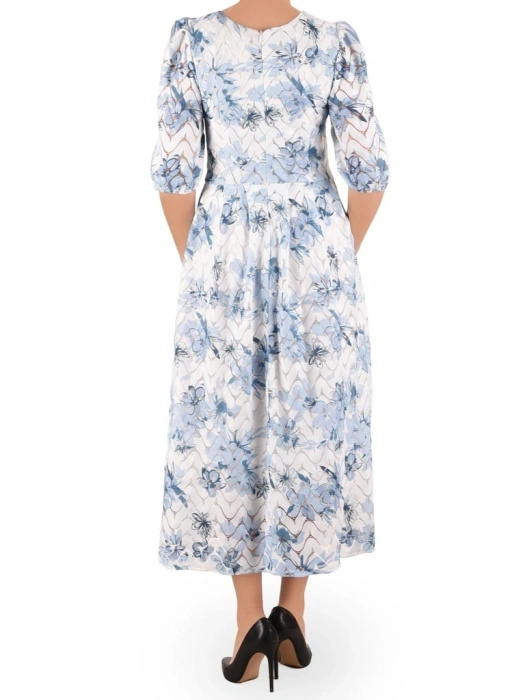 Niebieska sukienka maxi rozkloszowana w kwiaty – elegancka kreacja z plisami i krótkim rękawem 41350