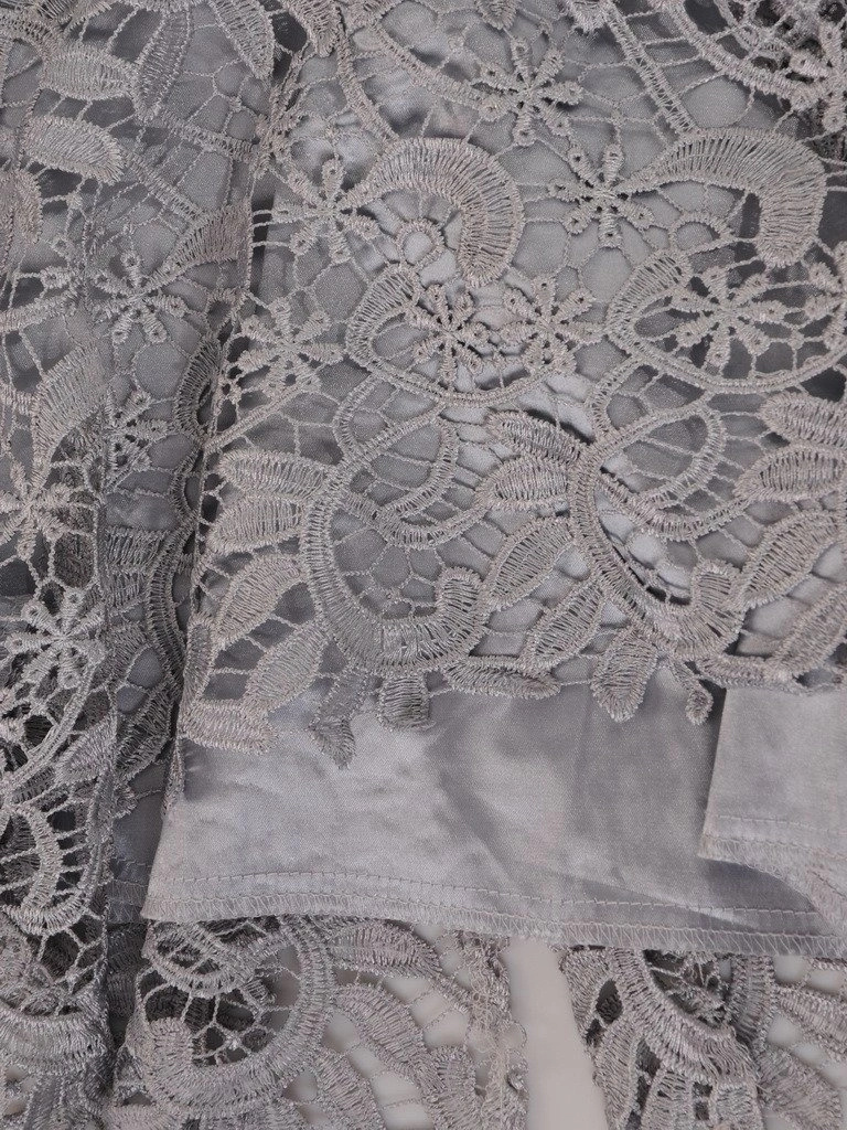Srebrna wizytowa sukienka midi z dekoltem V w kwiaty – prosty fason wyszczuplający sylwetkę 9445