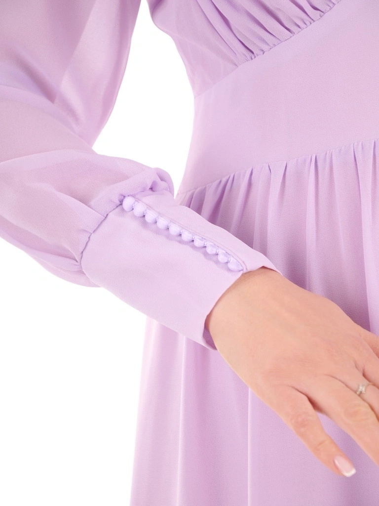 Elegancka liliowa sukienka rozkloszowana midi – wysmuklający krój z ozdobnymi mankietami 35379