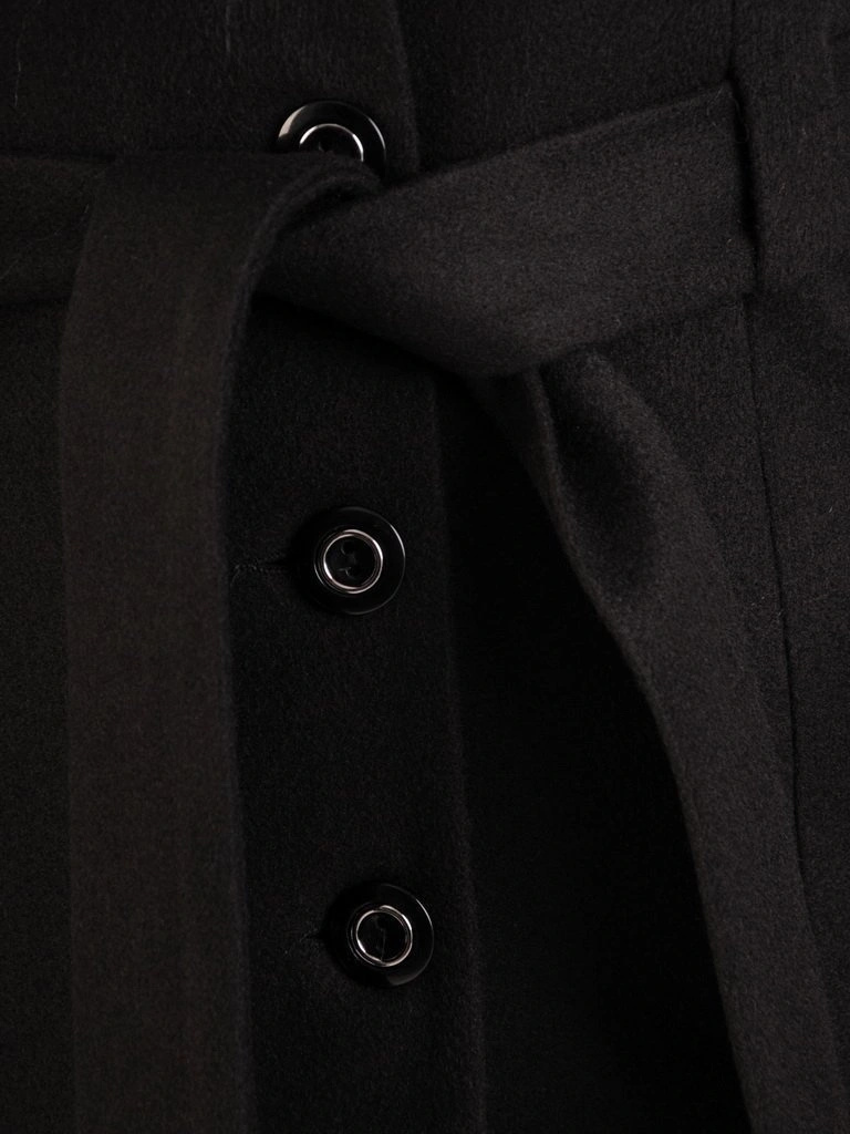 Elegancki czarny płaszcz zimowy z paskiem – prosty krój z odpinanym futerkiem 27790