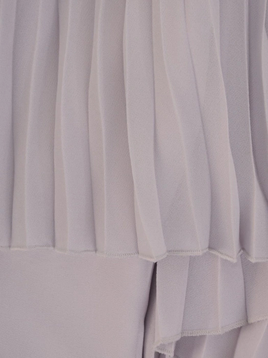 Szara elegancka sukienka midi na wesele – prosty fason ze zwiewną narzutką modelujący sylwetkę 26406
