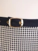 Elegancka sukienka biurowa w pepitkę midi – prosta linia z paskiem podkreślającym talię 34857