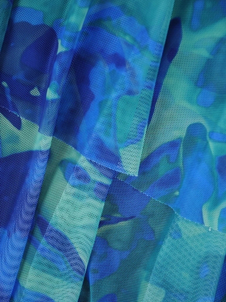 Elegancka sukienka trapezowa midi w zielono-granatowy print – fason tuszujący biodra z mankietami 38365