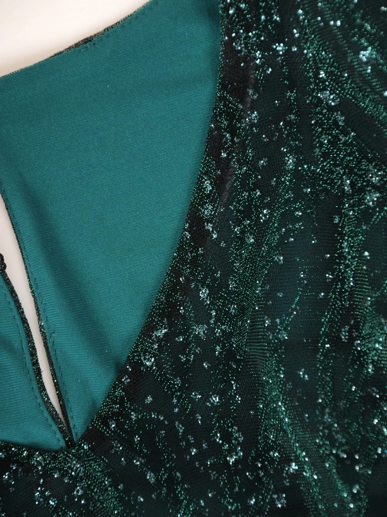 Butelkowozielona sukienka ołówkowa na wesele i przyjęcia – połyskujący brokat i efektowne wiązanie 36917