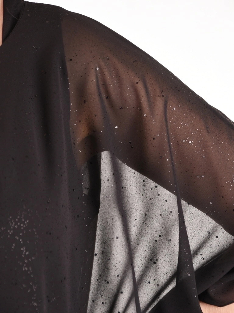 Czarna bluzka Plus Size z rękawami kimono, luźny fason – delikatnie połyskująca na lato 42053
