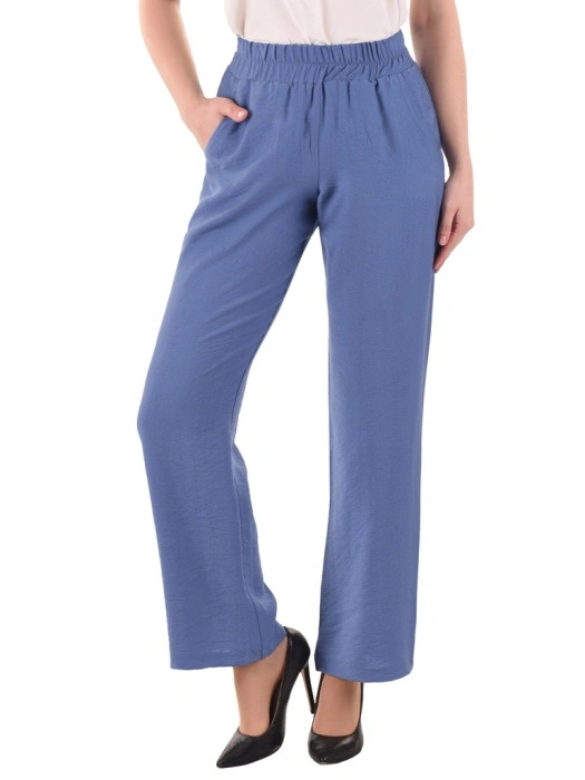 Niebieski komplet damski ze spodniami jeans – luźny fason z dekoltem w serek i paskiem 39952