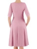 Elegancka liliowa sukienka trapezowa midi z wycięciem – swobodny fason z ozdobną broszką na lato 37899