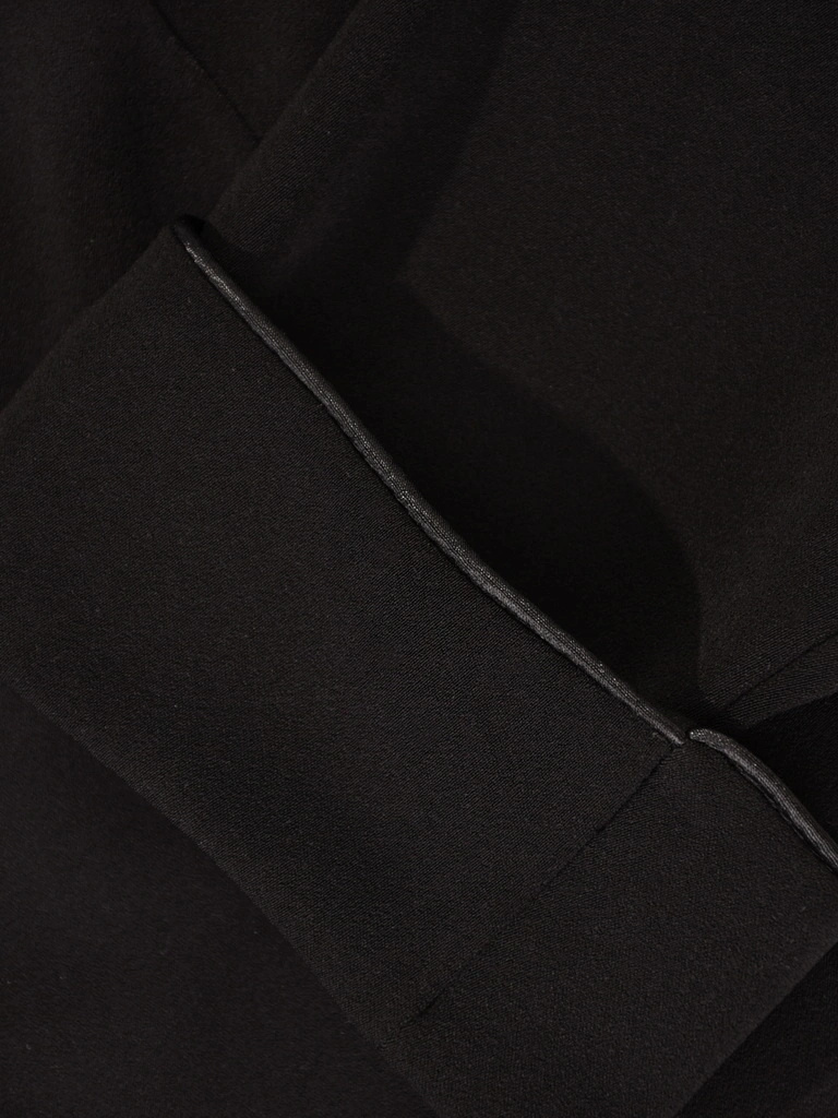 Elegancki czarny żakiet damski do sukienki z rękawem 3/4 – stylowe wykończenie z lamówkami 23987