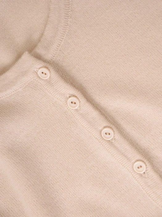 Elegancki sweter damski rozpinany w odcieniu beżowym – prosty fason z miękkiej dzianiny na chłodne dni 39246