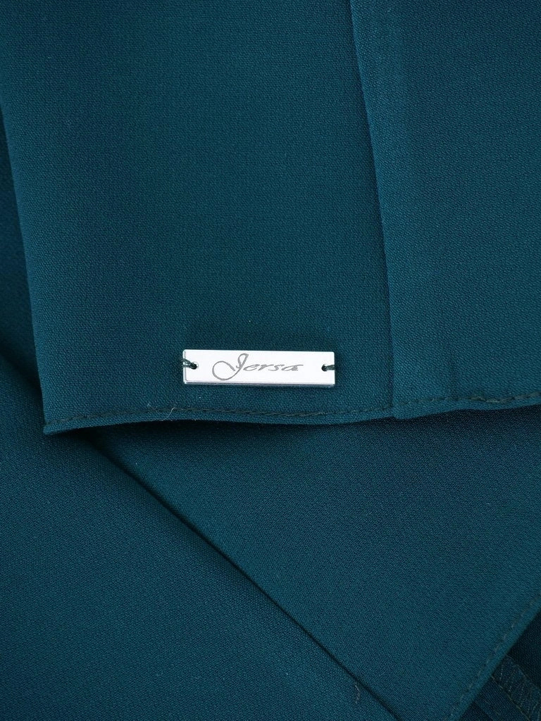 Elegancka sukienka rozkloszowana w kolorze butelkowej zieleni – wyszczuplające przeszycia i dekolt łódka 13785