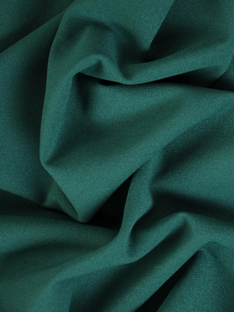 Butelkowozielona sukienka wizytowa o kopertowym kroju – kobiece modelowanie sylwetki z ozdobnym akcentem 34592