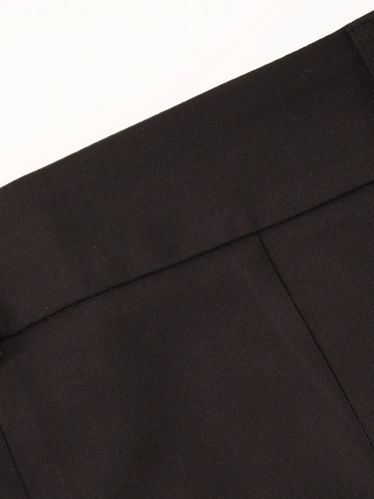 Czarne eleganckie spodnie damskie w kant – prosty fason z kieszeniami modelujący sylwetkę 40669