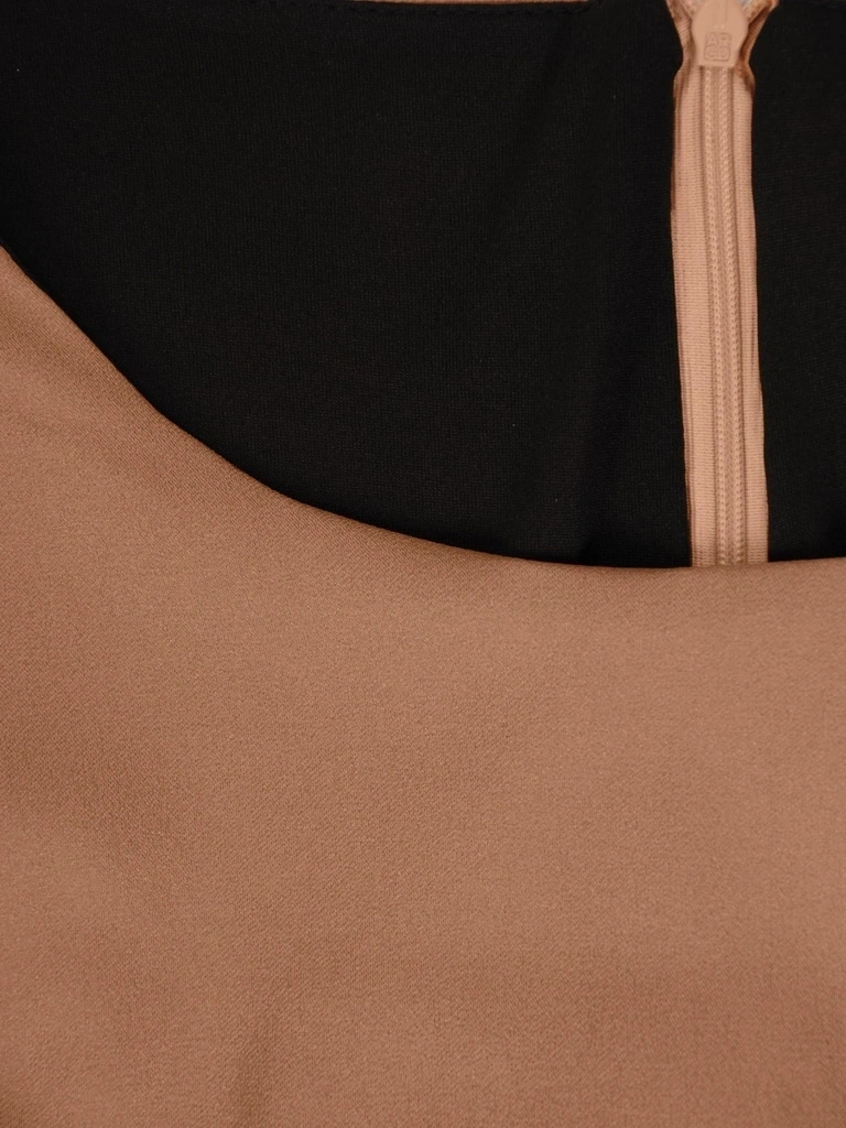 Elegancka sukienka trapezowa w odcieniu brązu – stylowy model midi z falbaną tuszujący niedoskonałości 31378