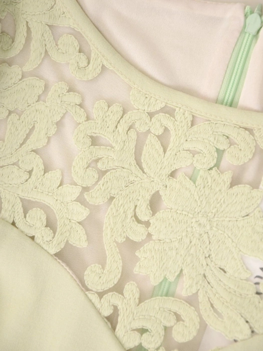 Elegancka pistacjowa sukienka trapezowa midi – kobieca koronka oraz fason dodający lekkości 37708