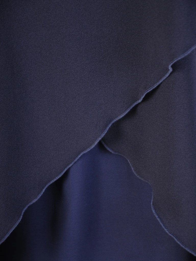 Klasyczna granatowa sukienka midi z szyfonową narzutką – prosty fason wysmuklający, idealny na letnie wyjścia 32780