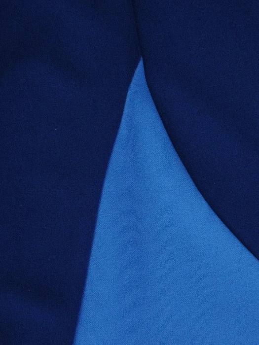 Granatowa sukienka prostego kroju z dekoltem łódka – wyszczuplające przeszycia i elegancki fason 19350