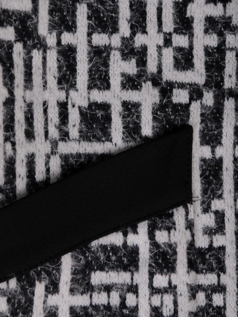 Elegancki czarny żakiet damski w geometryczny wzór – prosty krój do sukienki z dłuższym tyłem 18404