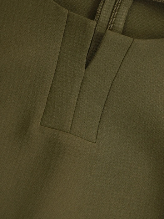 Elegancka oliwkowa sukienka prosta midi – wyszczuplające przeszycia i ozdobny dekolt 40825