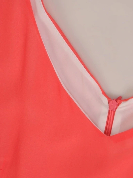 Koralowa długa sukienka wizytowa na wesele – prosty fason z asymetrycznym dołem i falbaną 29248