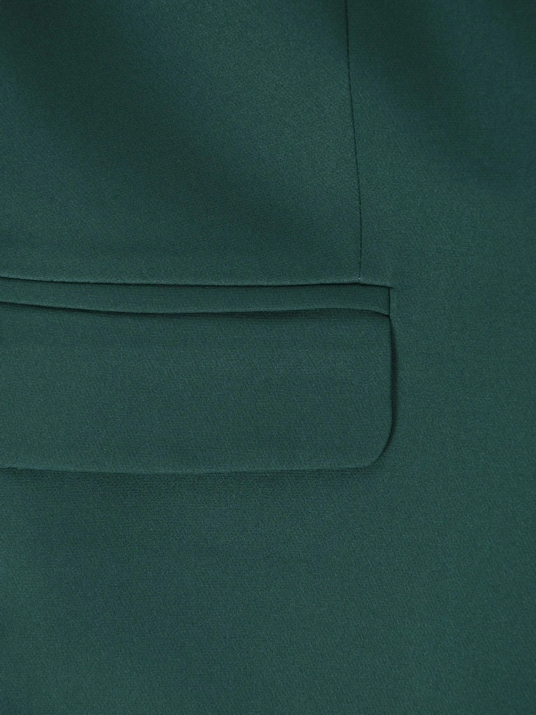 Elegancki kostium damski ze spodniami na wesele zieleń butelkowa – wysmuklający fason z cygaretkami w kant 42504