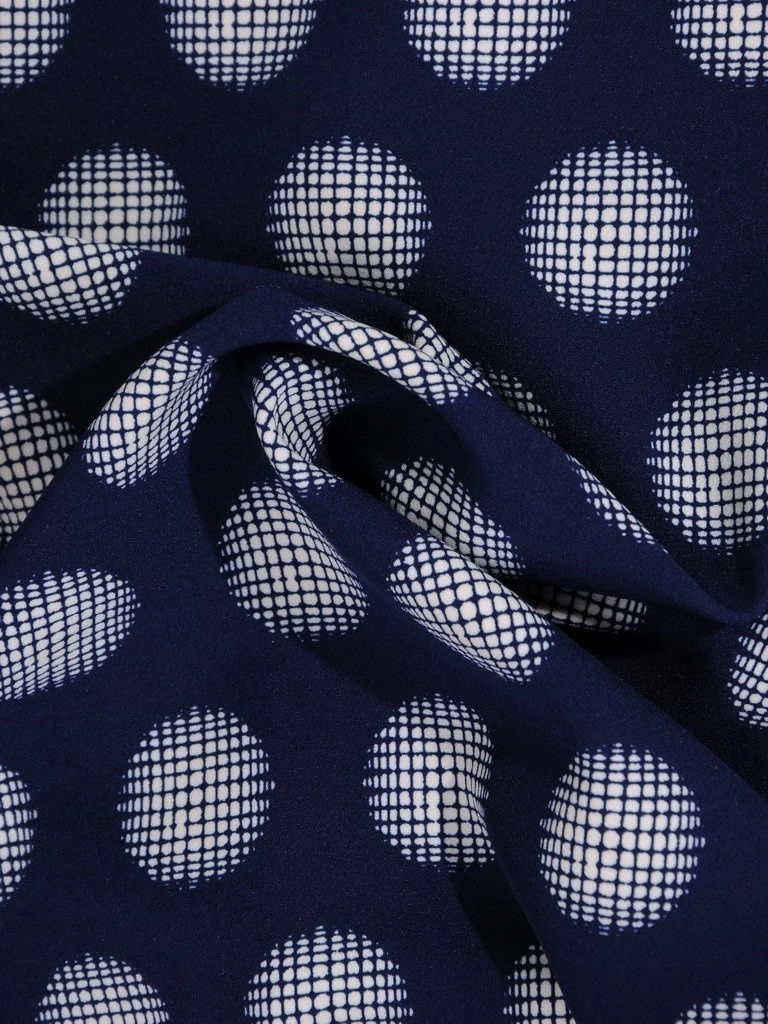 Elegancka sukienka midi w groszki o prostym fasonie – kobieca falbana dodająca lekkości 20407
