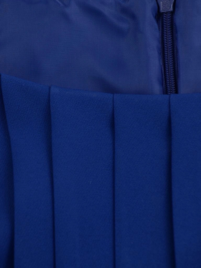 Chabrowa sukienka midi na andrzejki i przyjęcia – prosty krój z eleganckim plisowaniem i broszką 7164