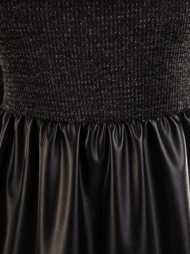 Elegancka czarna sukienka rozkloszowana do pracy – wysmuklający fason z falbaną 27972
