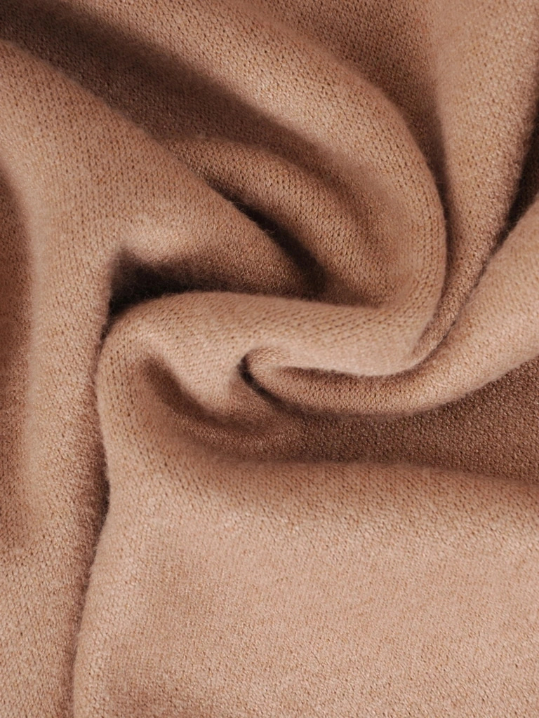 Elegancki sweter damski z golfem prosty beżowy – ciepły fason z kieszeniami na jesień i zimę 39097