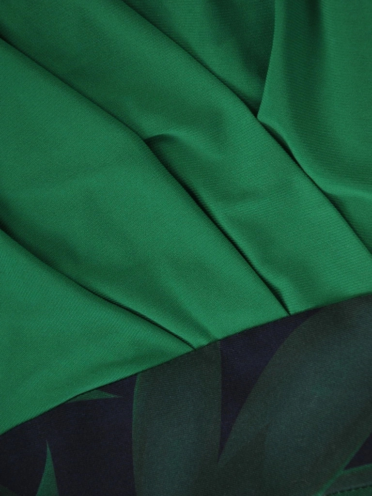 Zielona długa sukienka w liście z kopertowym dekoltem – rozkloszowany fason z paskiem akcentującym talię 36166