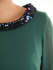 Szyfonowa sukienka z cekinowymi wstawkami, zielona kreacja z falbaną 35029
