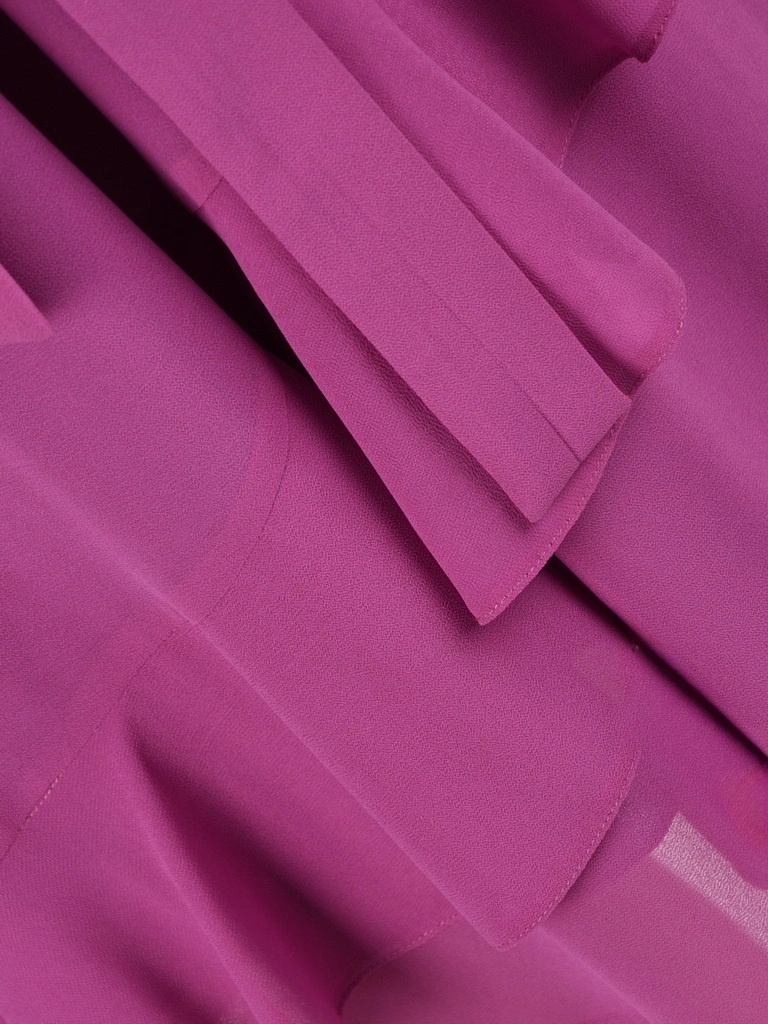 Fuksjowa sukienka rozkloszowana z falbanami – kopertowy dekolt i pasek pięknie zaznaczający talię 41253