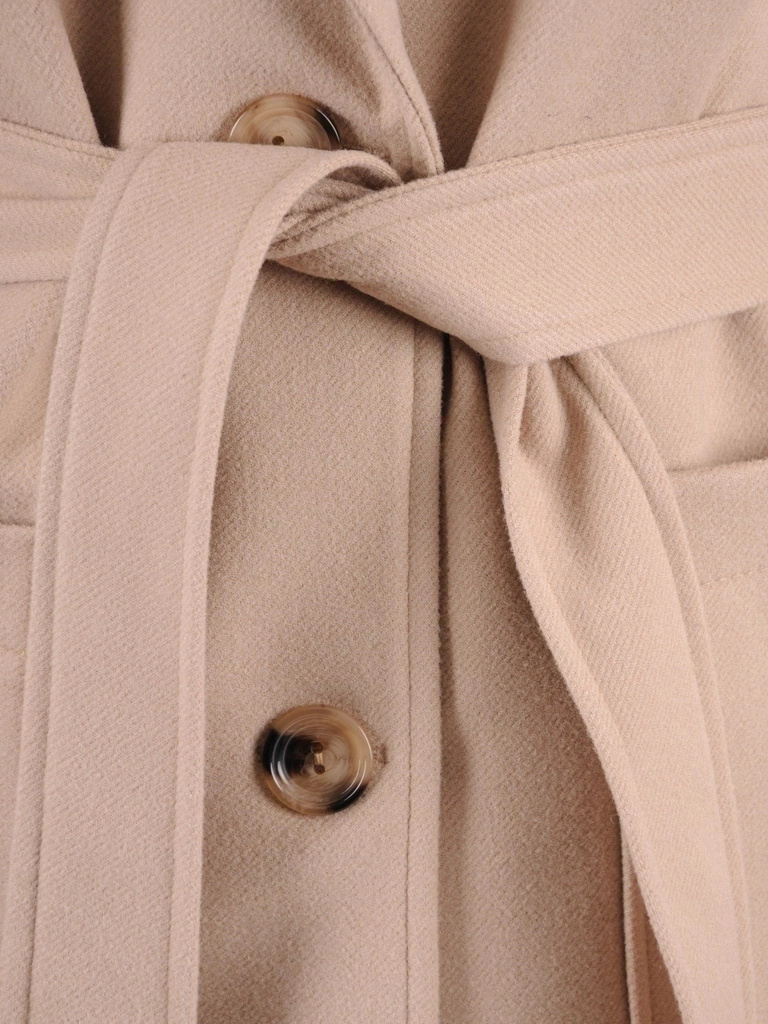 Elegancki beżowy płaszcz na jesień i zimę – prosty fason z paskiem modelującym sylwetkę 36908