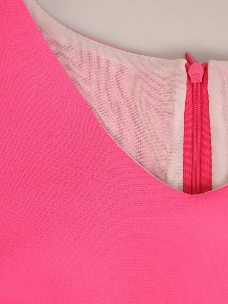 Elegancka sukienka trapezowa midi amarantowa – tuszujący sylwetkę fason z falbanami 29155