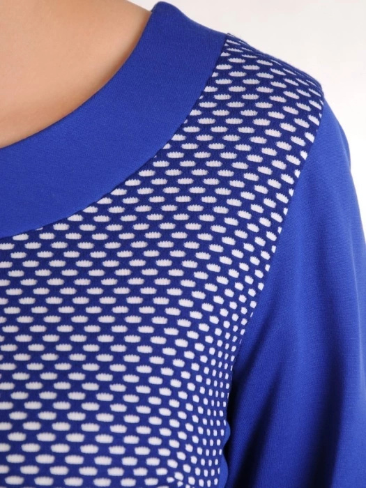 Elegancka niebieska sukienka midi w geometryczny wzór – prosty krój z wysmuklającymi sylwetkę przeszyciami 29754