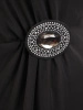 Elegancka czarna sukienka midi z ozdobną broszką – rozkloszowany fason wysmuklający sylwetkę 30748