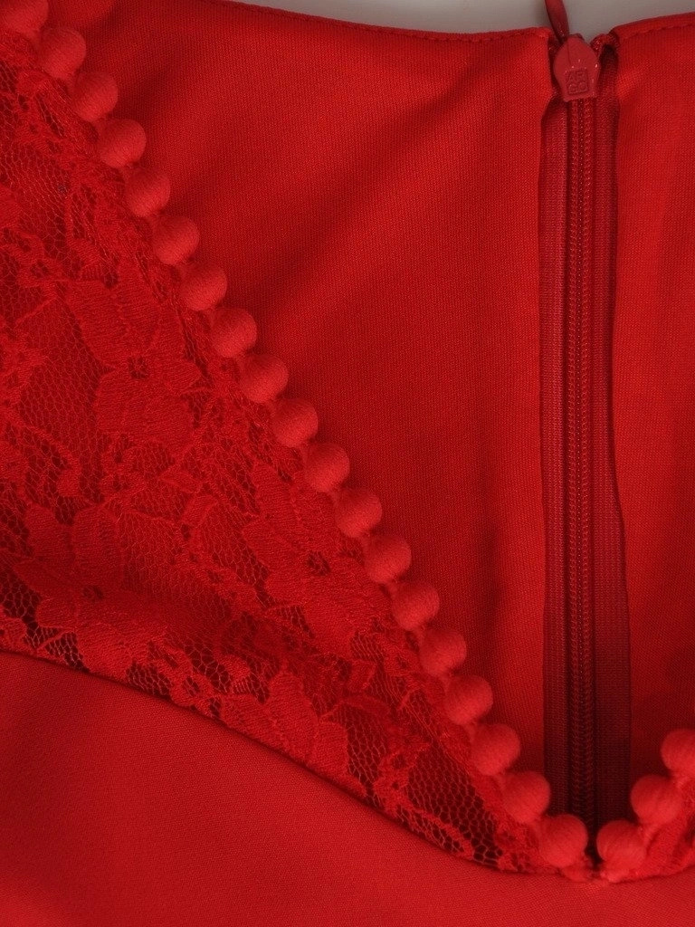 Czerwona sukienka ołówkowa z koronkowym dekoltem – optycznie wyszczuplające przeszycia 20043