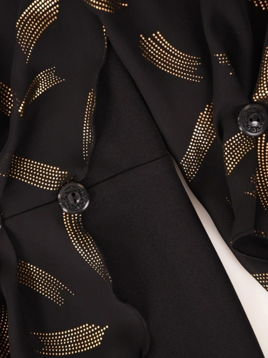 Elegancka sukienka sylwestrowa midi czarna ze złotem – prosty krój z modelującą baskinką 40594