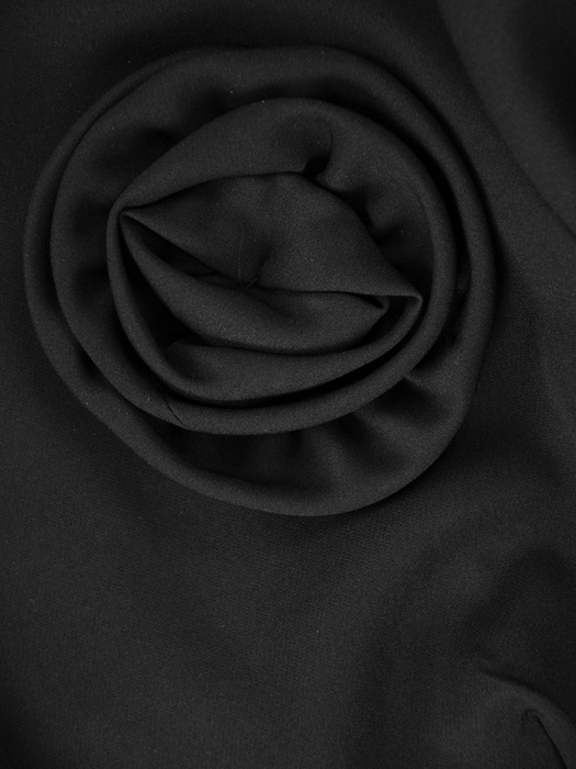 Sukienka damska, elegancka kreacja w czarnym kolorze z ozdobnym kwiatem 38074