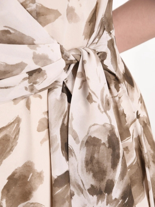 Damska sukienka maxi w jesienne kwiaty khaki – rozkloszowany fason tuszujący biodra 41299