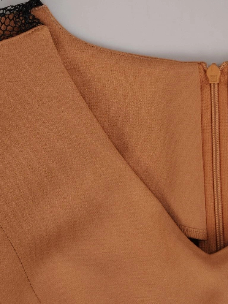 Beżowo-czarna sukienka rozkloszowana midi – wyszczuplające sylwetkę pionowe przeszycia 22158