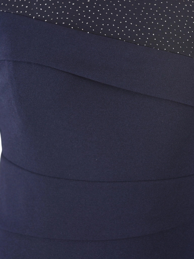 Elegancka chabrowa sukienka na wesele midi – prosty fason z połyskującym akcentem i zakładkami 7777