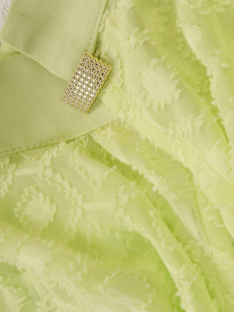 Elegancki kostium damski na wesele w kolorze limonki – kobiecy fason z żakietem i broszką 35742